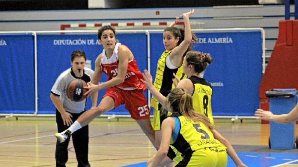 La jugadora en uno de los partidos en casa.