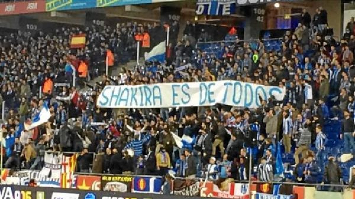 Shakira aparecía en una pacarta.