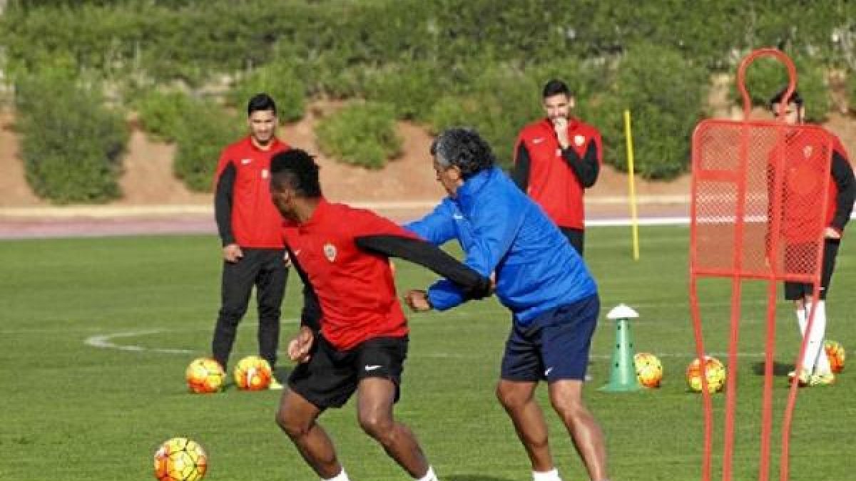 Los jugadores del Almería disfrutan del paraíso.