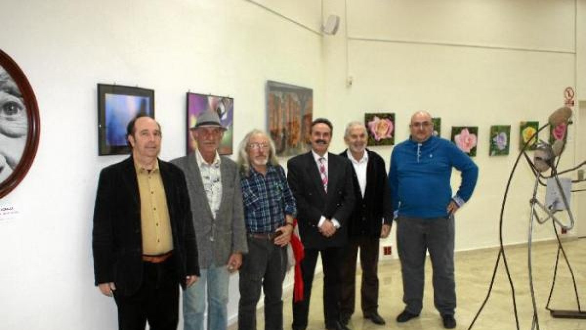 Artistas del Grupo Poniente 07, junto al delegado Alfredo Valdivia, en la muestra.