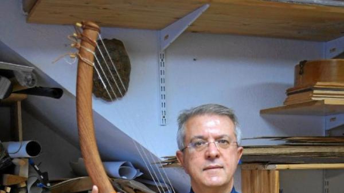 Carlos González muestra la réplica en su taller.