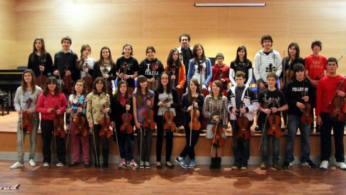 Alumnos en una clase de violín en el Conservatorio de Música de El Ejido.