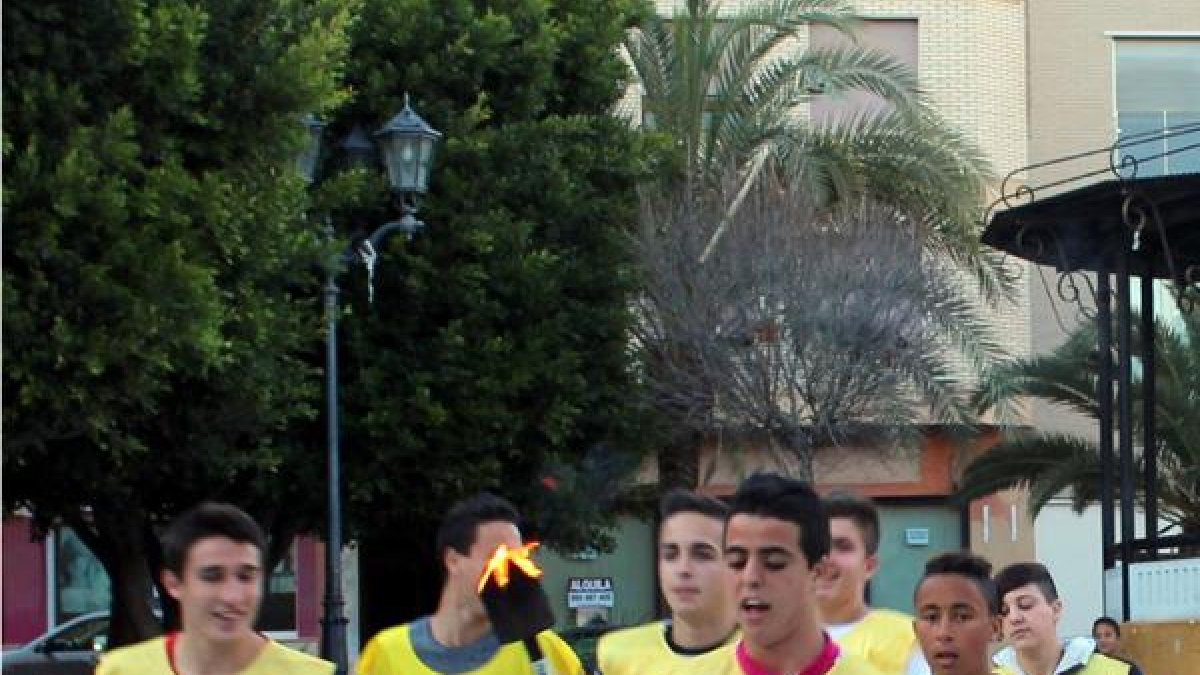 Un joven con la antorcha típica de San Agustín.