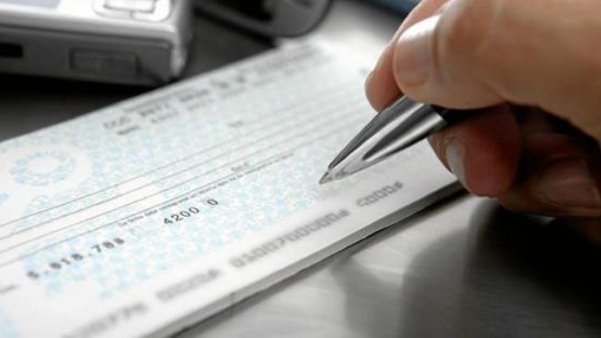 Alfonso García duerme con el talonario en la mano.