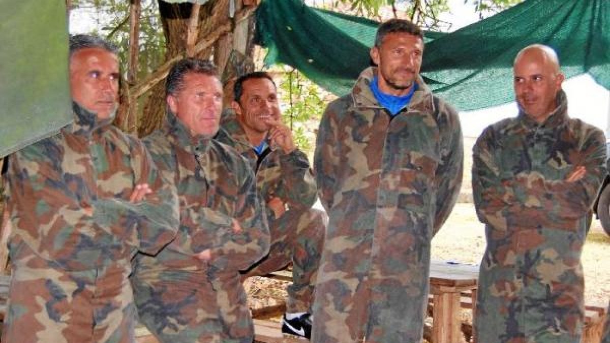 Sergi Barjuan con su cuerpo técnico jugando a la guerra.