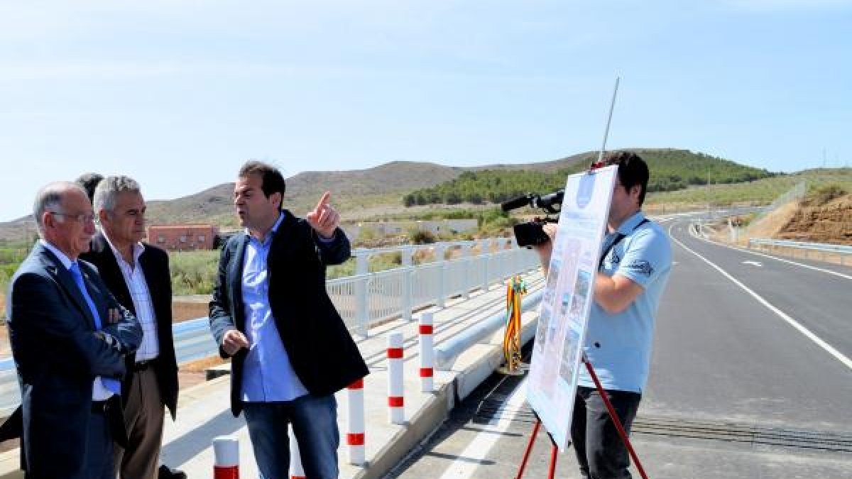 Gabriel Amat visita los tramos de las carreteras en las que se van a realizar las obras.