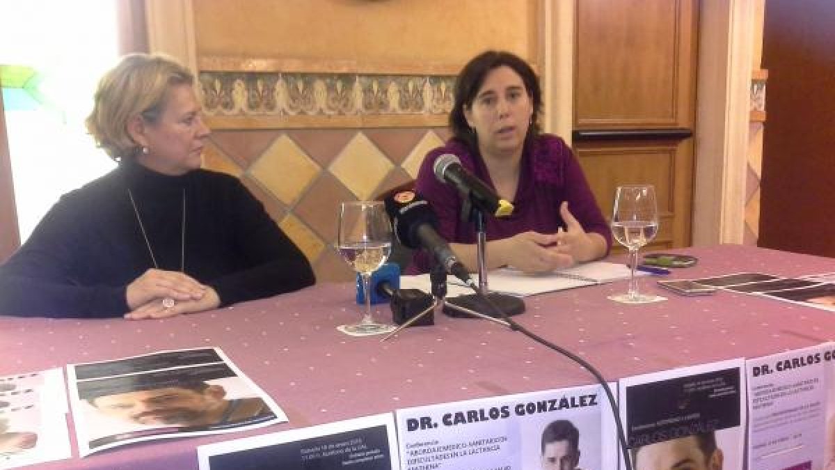 Carmen González, decana de Ciencias de la Salud, y Carmen Martínez, de Lactalmería.