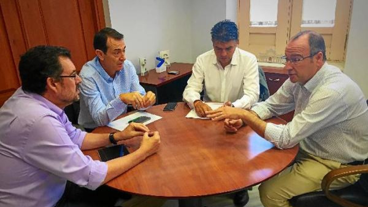 Imagen de los portavoces de la oposición junto al anterior alcalde, Luis Rogelio Rodríguez