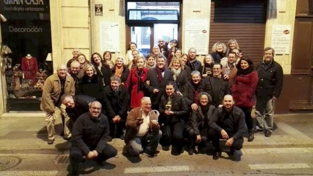 Foto de familia tras la celebración de la cena.