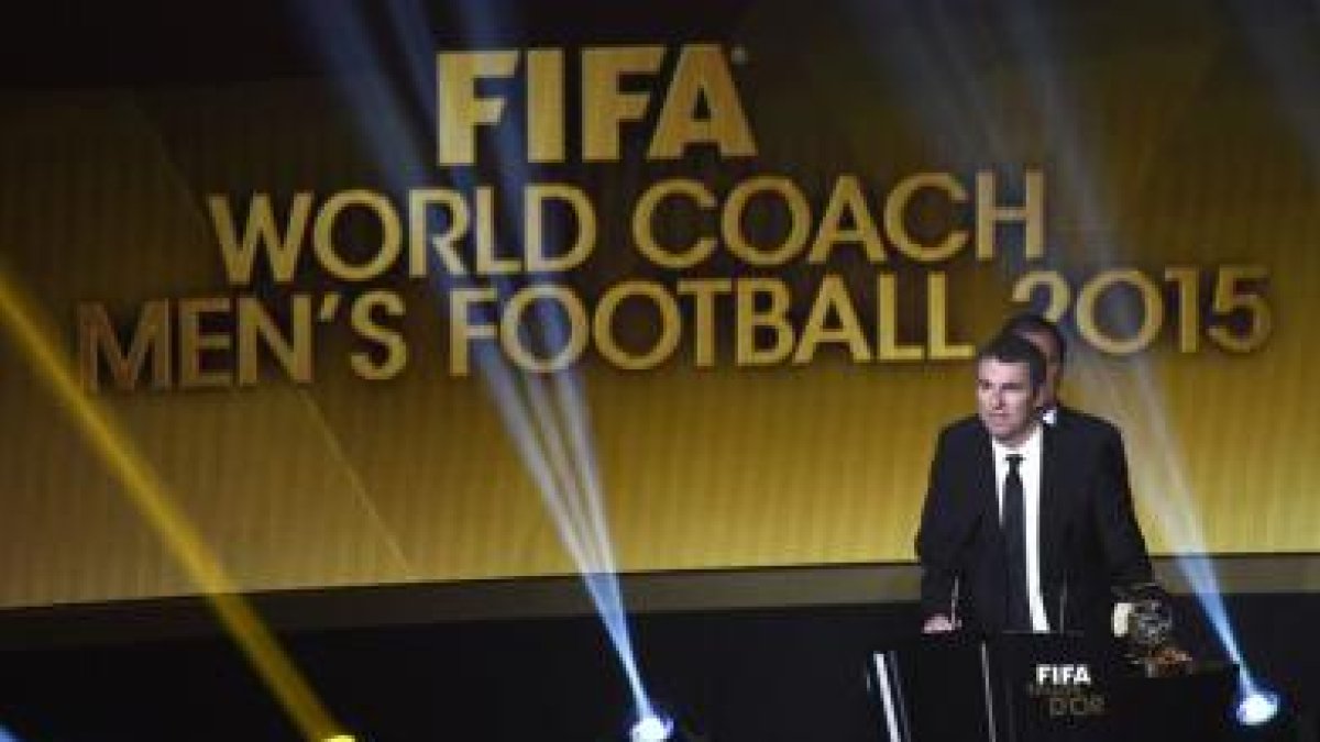 El director deportivo del Barça recogió el premio.