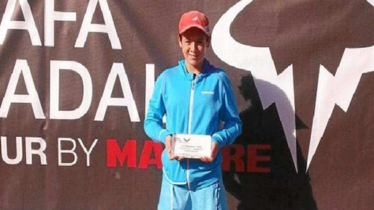 La campeona con su trofeo.