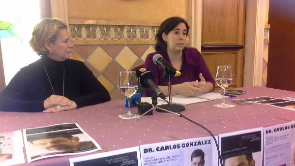 Carmen González y Carmen Martínez presentan las charlas de Carlos González pro lactancia materna.