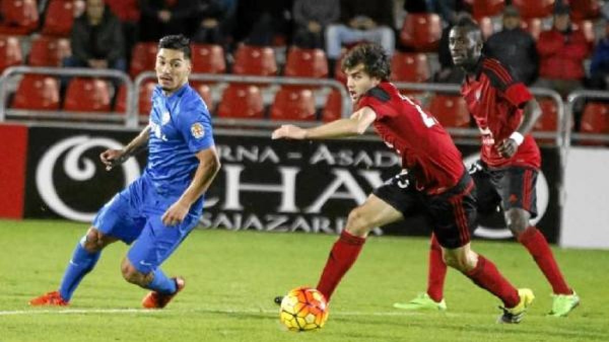 Lolo Reyes con Néstor al que dejó inédito en el partido.