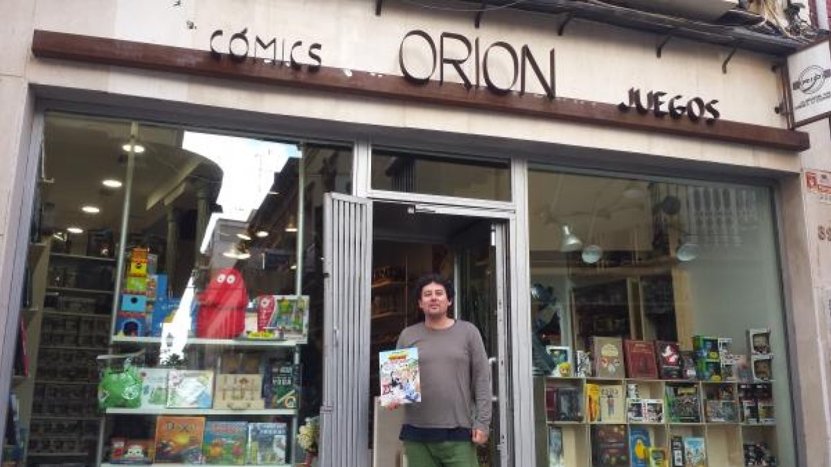 Orión es especialista en juegos de mesa, cómics y libros relacionados con el mundillo ‘freak’.