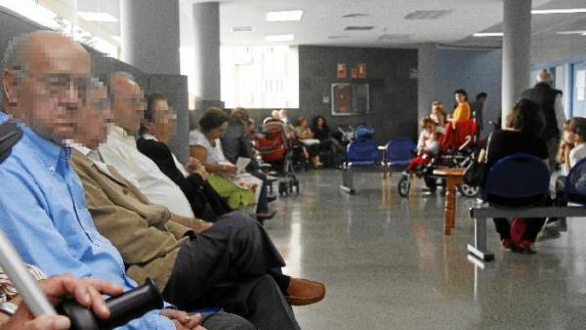Usuarios esperan a ser atendidos en consulta en un centro de salud de la capital.