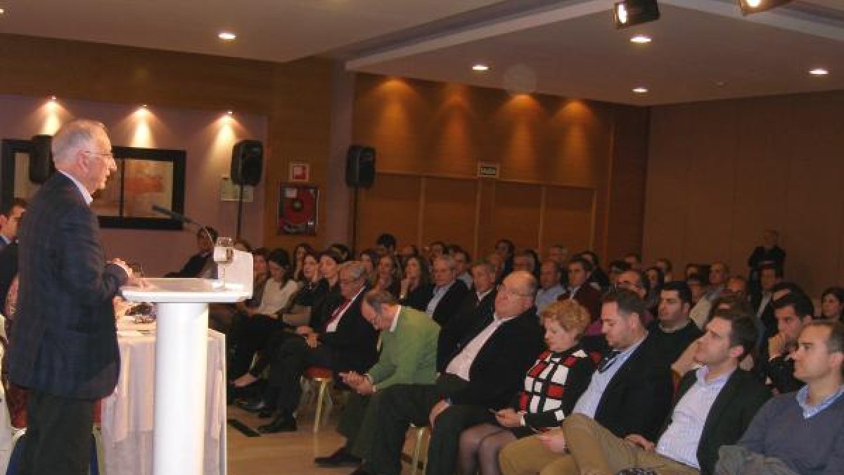 Gabriel Amat se dirige a los militantes y simpatizantes en la Junta Provincial del PP.