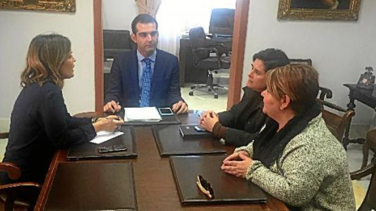 Imagen del encuentro entre el alcalde y el AMPA del Conservatorio de Danza