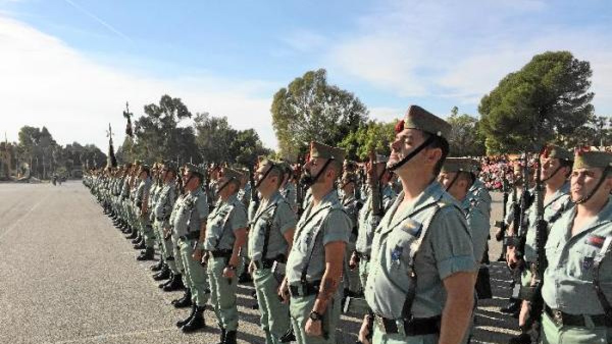 Legionarios forman en el patio de armas de la base Álvarez de Sotomayor de Viator