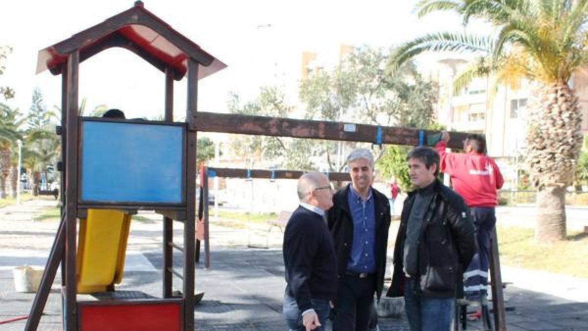 El Alcalde durante la visita a un parque infantil.