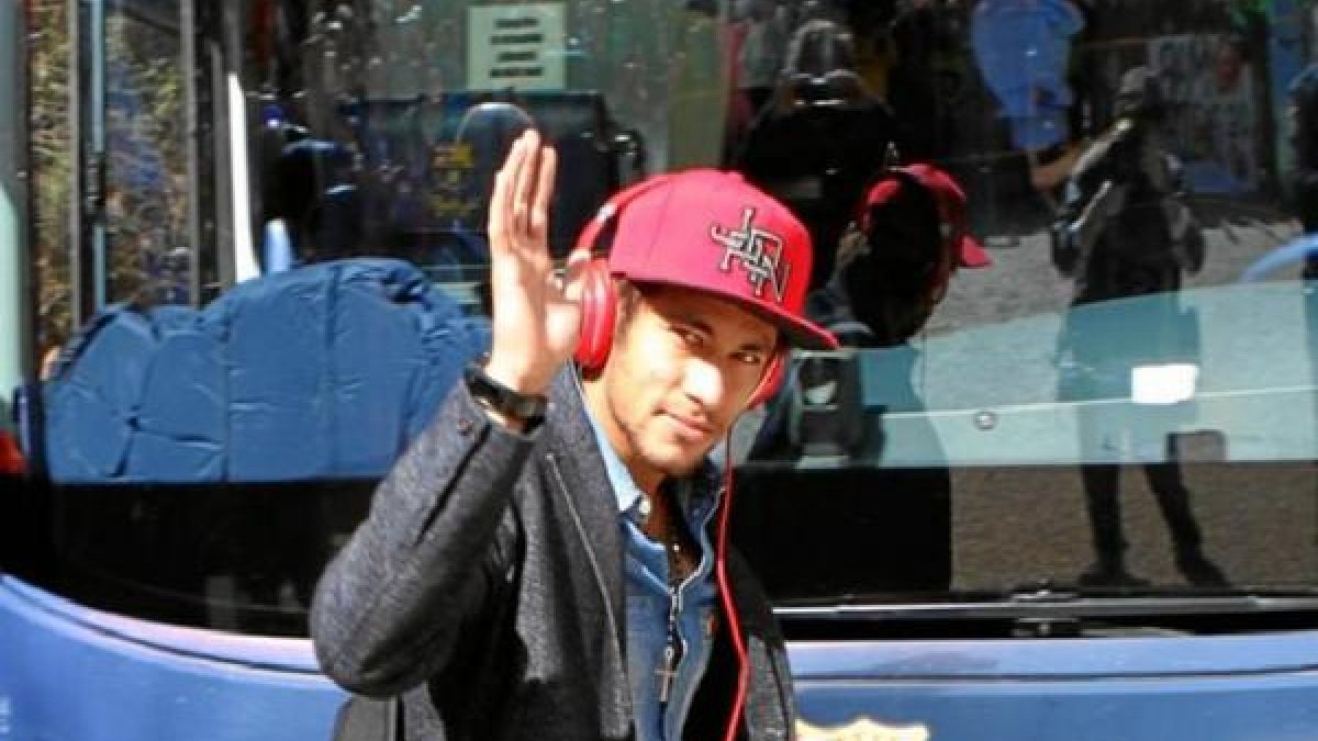 Neymar saludando a la afición.