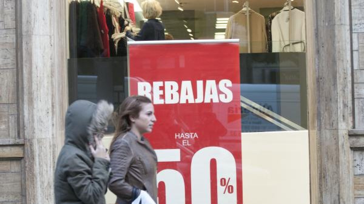 Carteles anunciadores de rebajas en comercios de la capital.