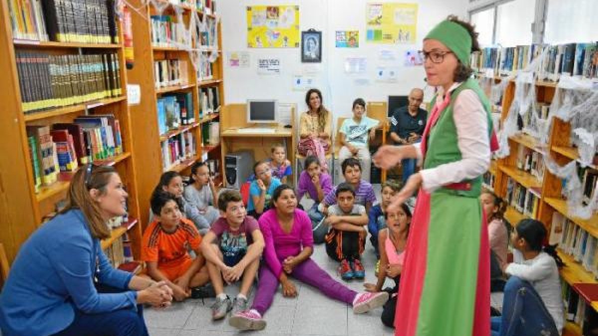 Actividad en la biblioteca municipal de La Chanca.