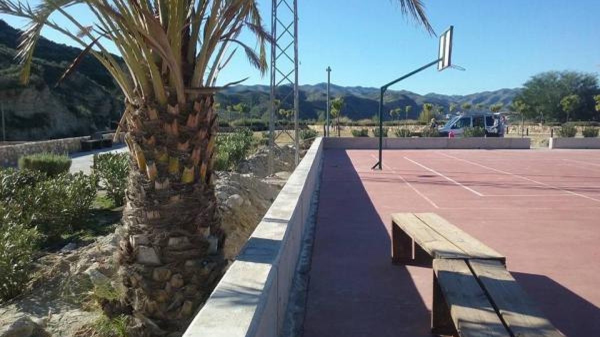 Muro realizado en las pistas deportivas del pueblo.