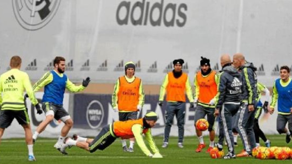 Los jugadores blancos a las órdenes de Zidane.