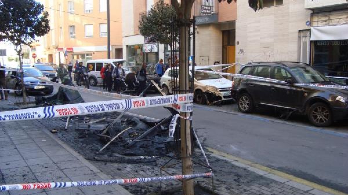 Imagen de archivo de un contenedor de basura incenciado en la capital.
