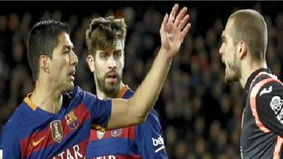 Luis Suarez caliente en el campo.