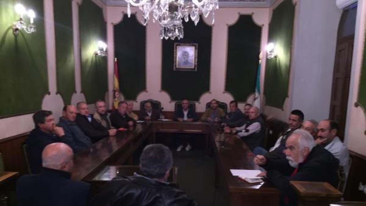 Reunión de los regantes en el salón de plenos del Ayuntamiento.