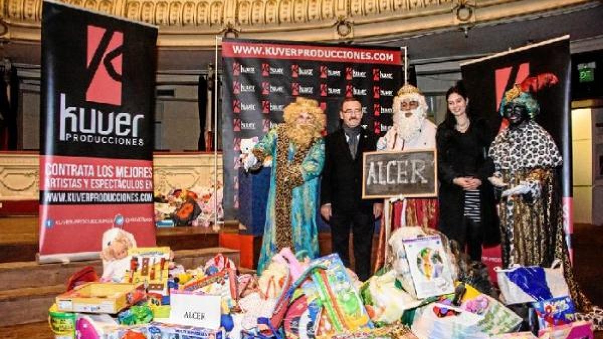 Entrega de juguetes a la asociación ALCER Almería.