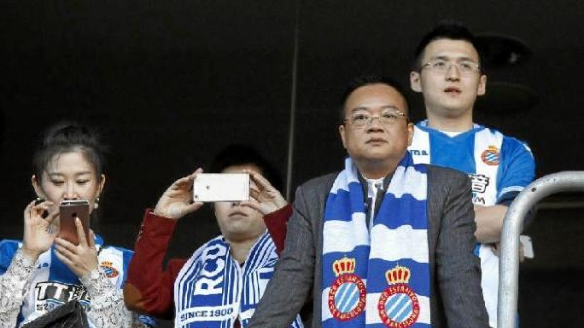 Chen con la bufanda del Espanyol.