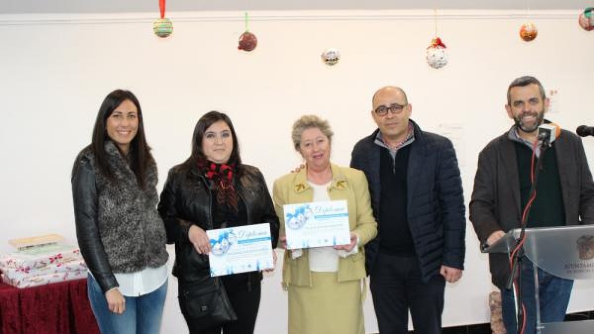Alcalde y concejales con ganadoras del concurso de belenes.
