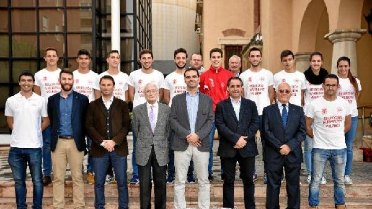 Los campeones recibidos en el ayuntamiento.