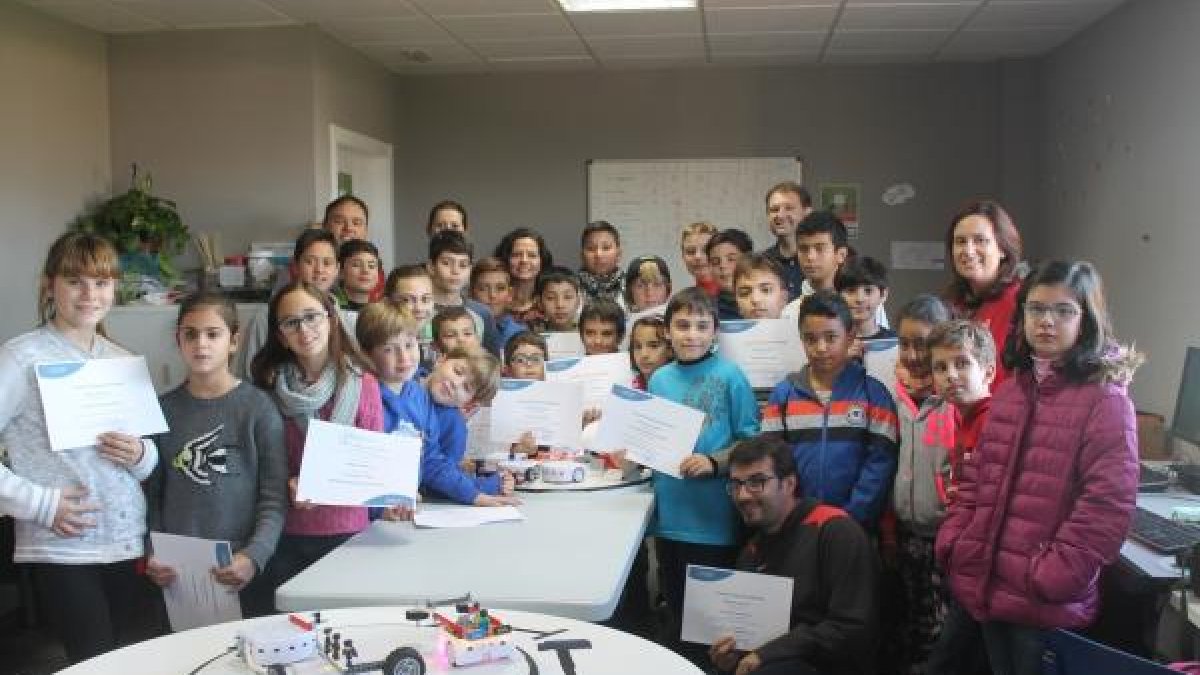 Niños participantes en el taller de robótica.