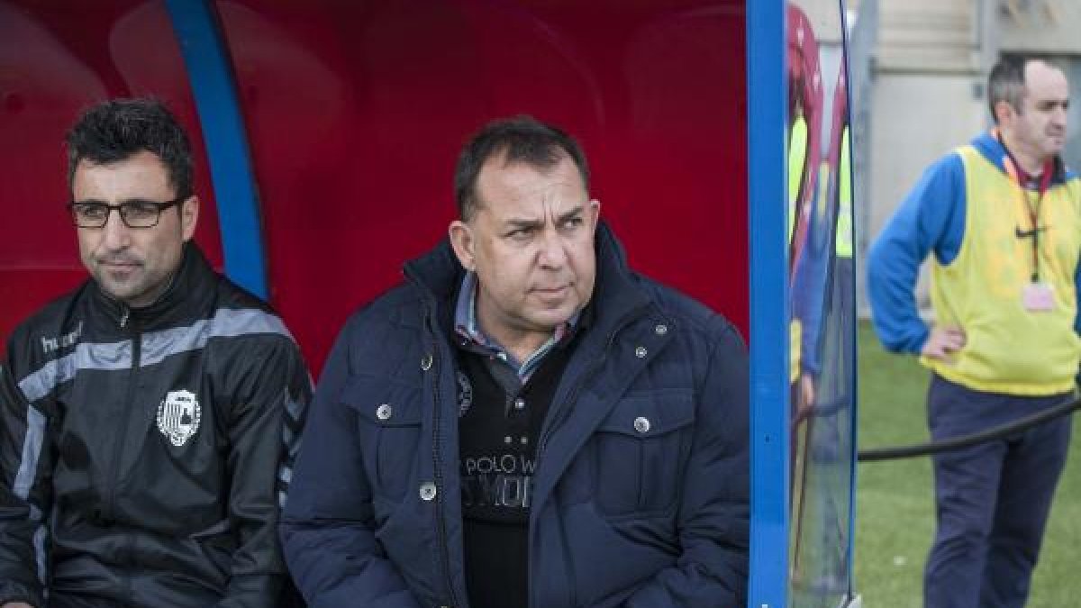 Oriol Alsina en el banquillo del Mediterráneo.