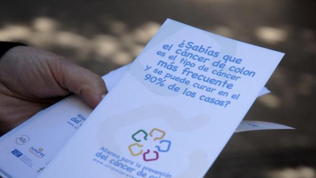 Información sobre cómo prevenir el cáncer de colon en una campaña de la AECC.