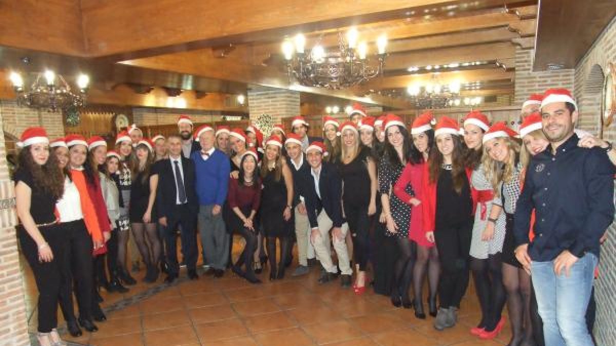 Participantes en el Máster de Odontología de la UAL junto a la dirección del Máster, con su directora a la cabeza y profesor de la UAL.