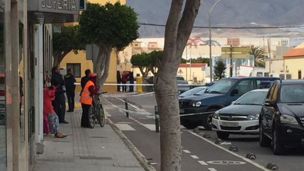 Zona acordonada por la Policía en Las Norias, donde ha aparecido el cadáver.