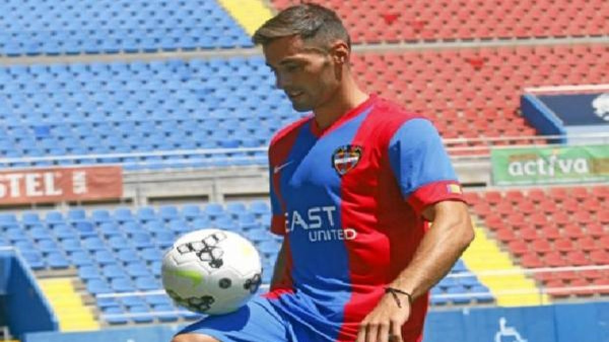Trujillo el día de su presentación con el Levante.