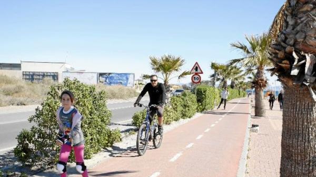 Ciudadanos circulando por el carril bici