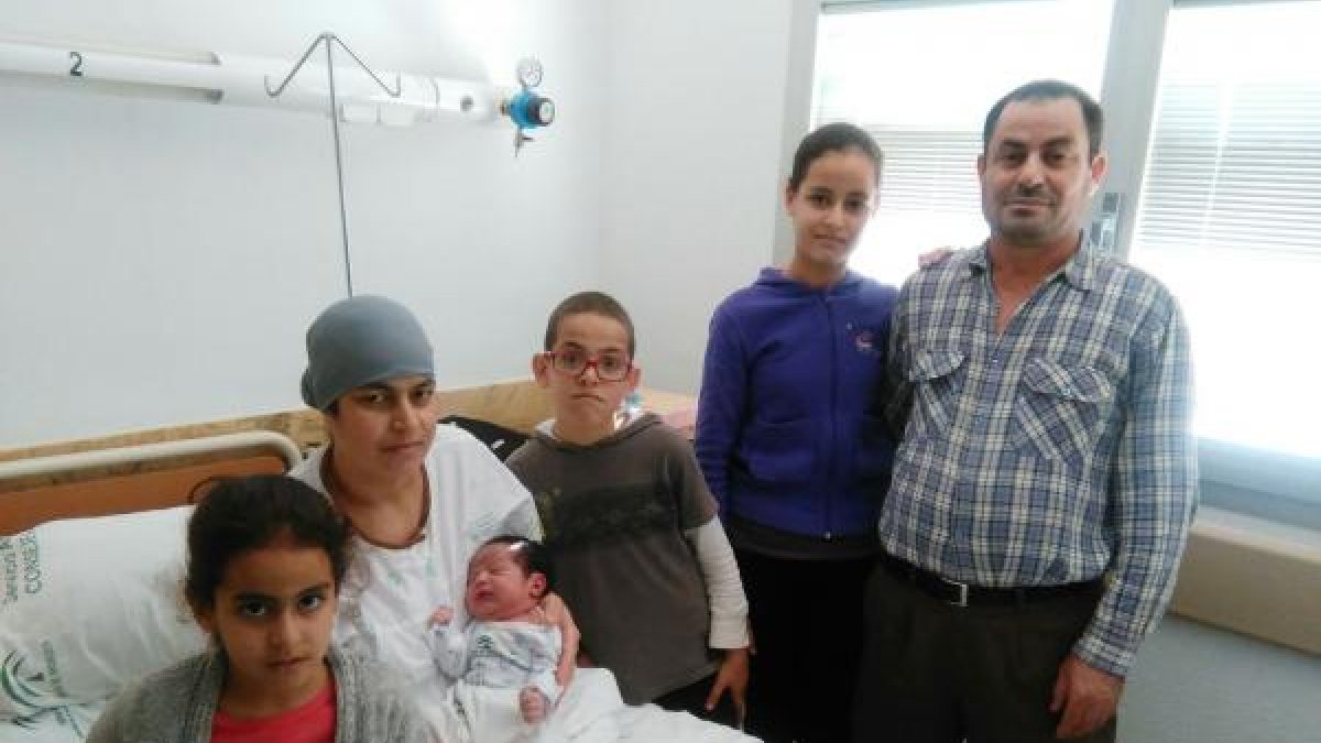 El pequeño Mohamed con sus padres y sus tres hermanos mayores.