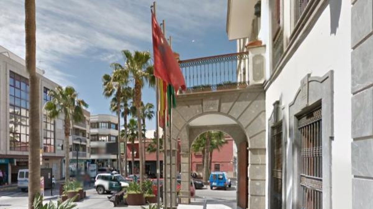 Vista del Ayuntamiento de Adra, municipio en el que han ocurrido los hechos.