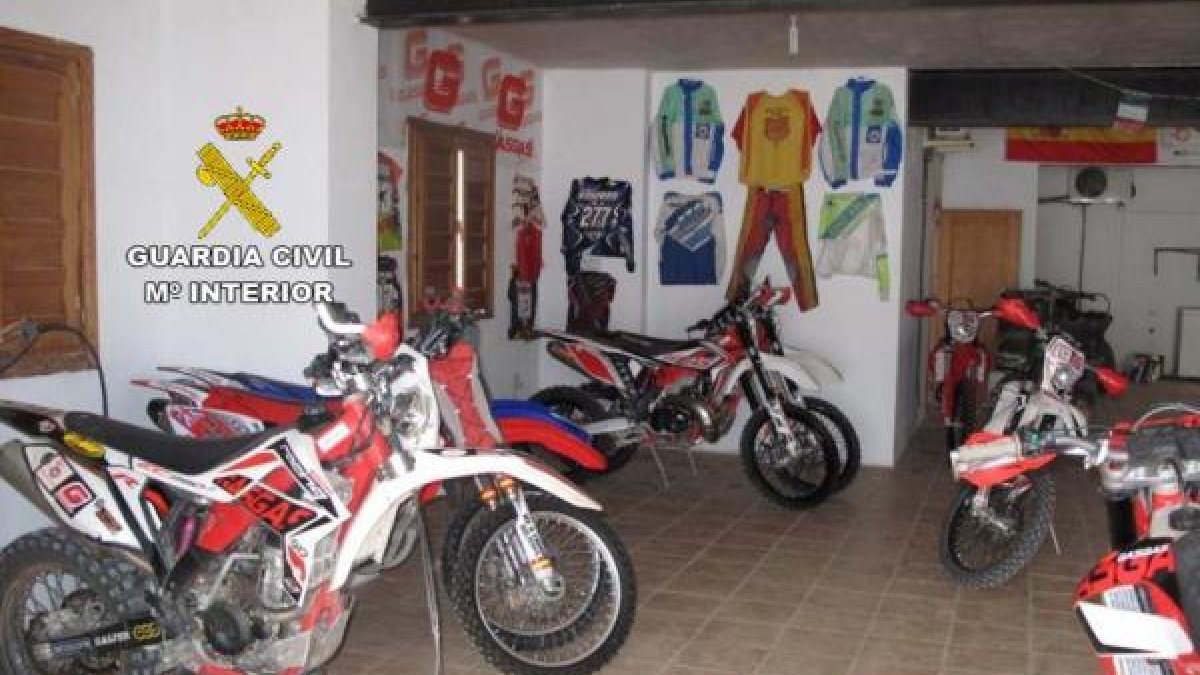 Garaje con las motos preparadas para las rutas por el monte.