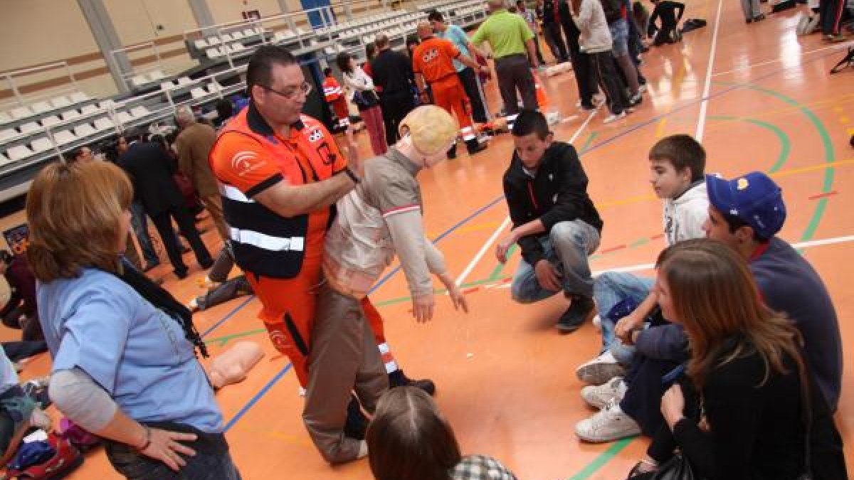 Un sanitario explica cómo actuar ante un atragantamiento.