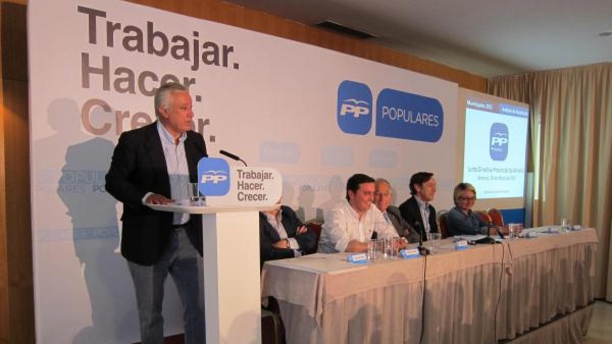 Javier Arenas con representantes políticos almerienses.