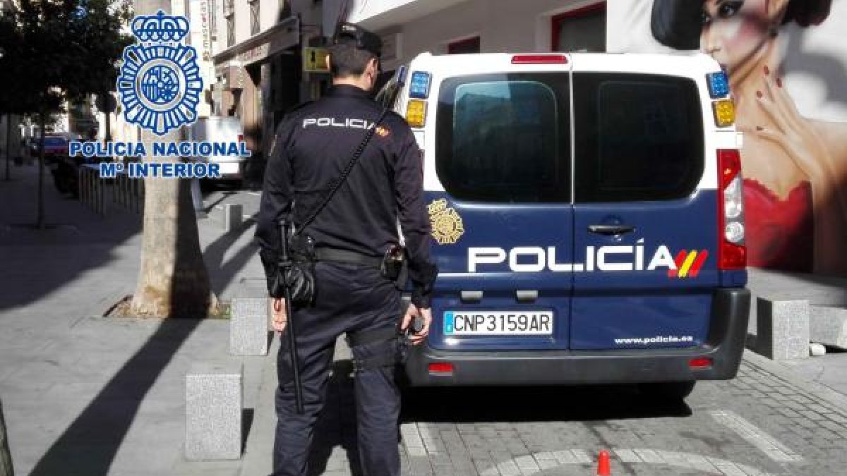 Los agentes que dieron el alto al detenido.