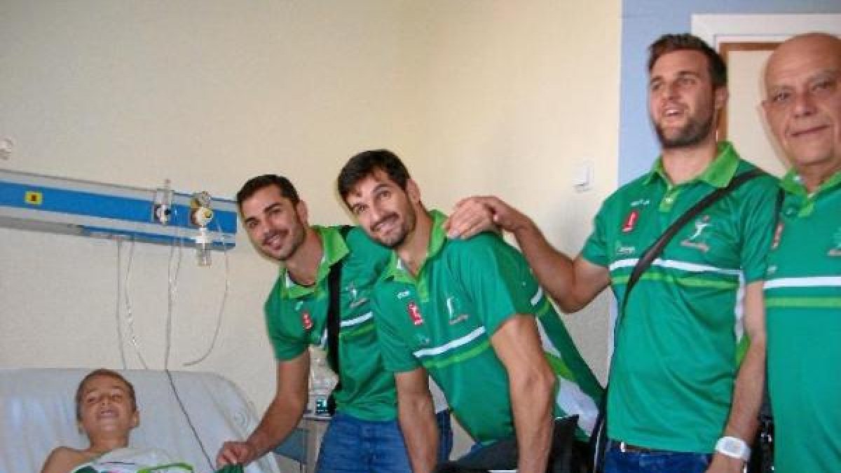 El pequeño Iván rodeado de los campeones.