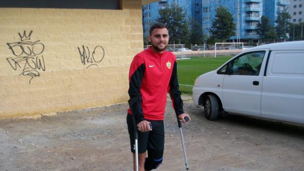 Carlos Pérez posando para LA VOZ en la Vega.